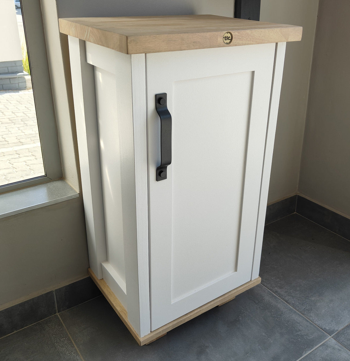 Single-door-cabinet-4.jpg